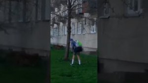 ШОК!!!НЕАДЕКВАТНЫЙ ШКОЛЬНИК НАПАЛ НА ЧЕЛОВЕКА!!!СМОТРЕТЬ ДО КОНЦА!!!