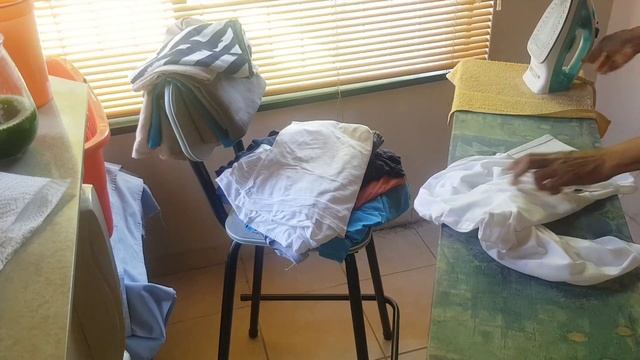 MINI LAUNDRY AND IRONING // DAILY ROUTINES смотреть онлайн