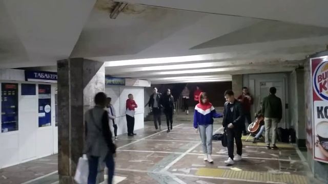 Скрипка 🎻 и виолончель в переходе станция метро " Площадь Тукая " смотреть онлайн