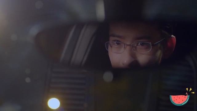 灰姑娘看着手機里的合照悶悶不樂，不料被同事看見戳破了心事，一把搶過手機替她打電話給霸總 💕中国电视剧 смотреть онлайн