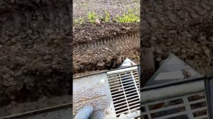 Гредер нарезает корыто