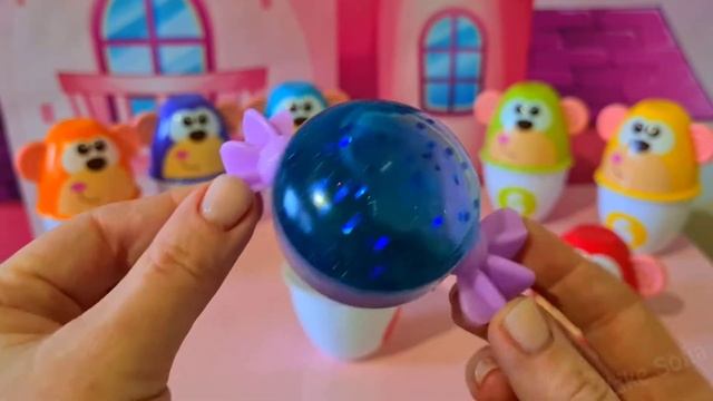 УЧИМ ЦВЕТА РАЗНОЦВЕТНЫЕ ОБЕЗЬЯНКИ с СЮРПРИЗОМ СЛАЙМ и ЛИЗУНЫ  СЮРПРИЗЫ ЛИЗУНЫ и СЛАЙМЫ для ДЕТЕЙ смотреть онлайн