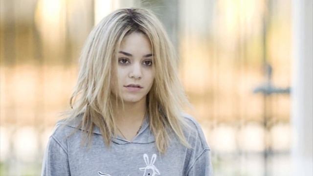 Vanessa Hudgens Goes Blonde! смотреть онлайн
