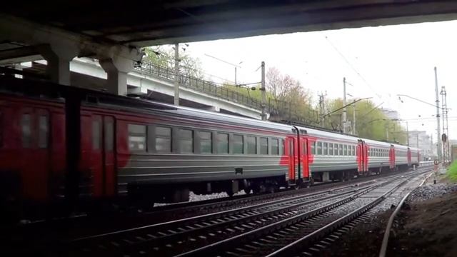 В сильный дождь! Электропоезд ЭР2Т-7147