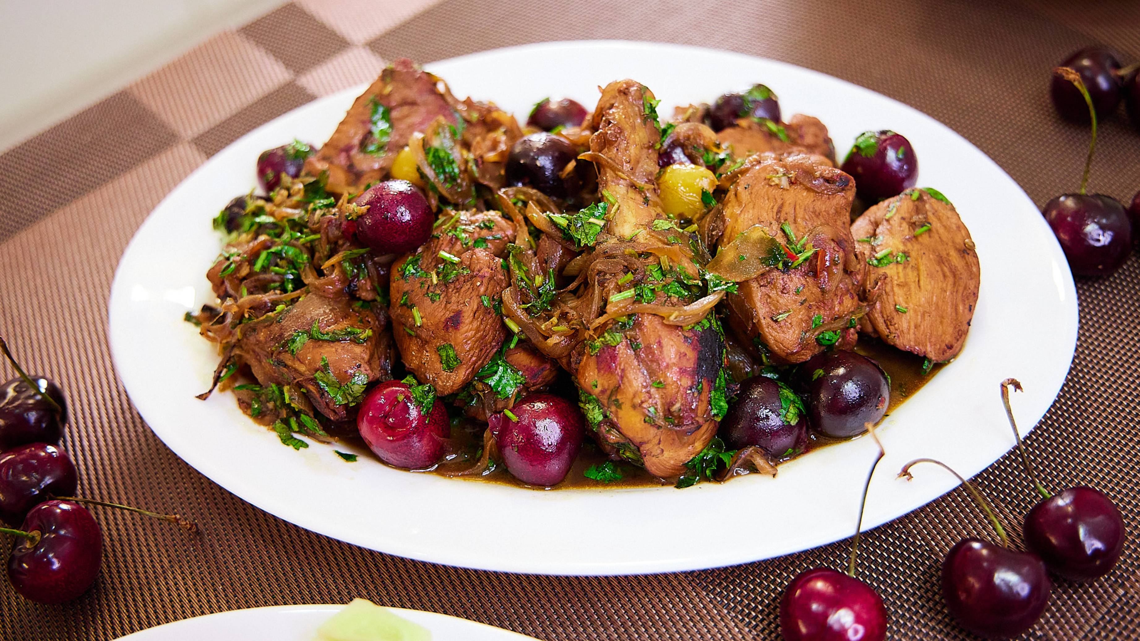 КУРИНОЕ тТУШЕНОЕ МЯСО С КИНЗОЙ И ВИШНЕЙ - ГРУЗИНСКОЕ БЛЮДО "Чакиндзули"