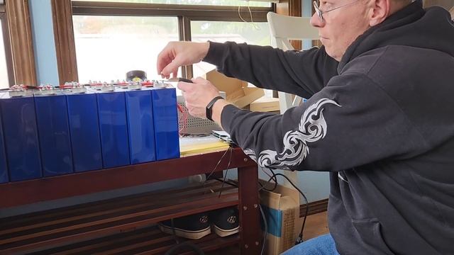Continuing to assemble our 24V LiFePO4 battery and JK BMS смотреть онлайн