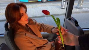 На дорогах Сочи женщинам дарили цветы