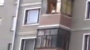 Мужик на балконе орёт слово падла (под белой горячкой)