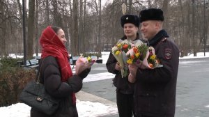 (12+) Пожарные и полицейские поздравили жительниц Мытищ с 8 марта