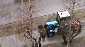 трактор Беларус подметает тротуар