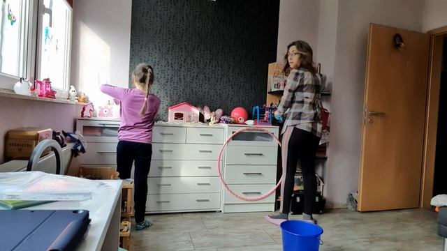 Будни многодетной мамы 👩👧👦 👬 Натальи: прогулка, сломала ноготь, мотивация на уборку 🪣 🧹 . смотреть онлайн