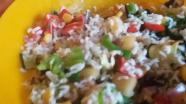 Insalata di riso con tonno e verdure di stagione