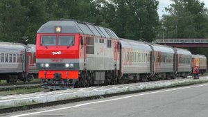 Совсем новые тепловозы ТЭП70БС-352 и 354 с Ласточками и пригородным поездом Дно – Псков