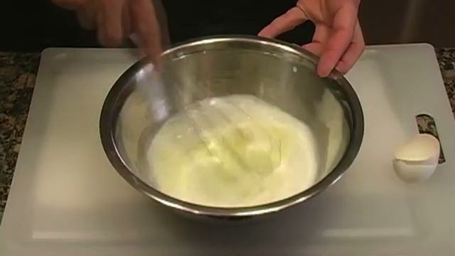 Basic Cooking Tips And Techniques : Make An Egg Wash смотреть онлайн