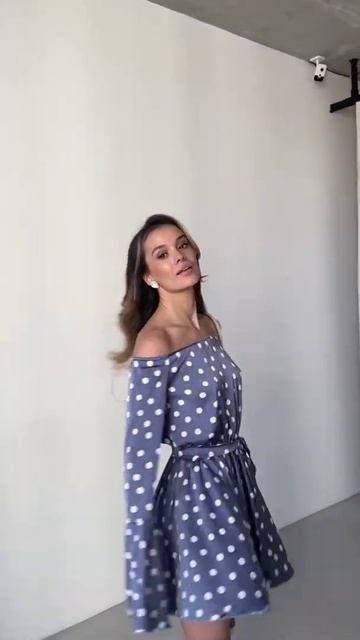 Комбинезон шортами голубой в горох из шелка смотреть онлайн