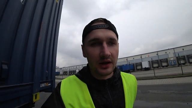 Как живет дальнобой в рейсе?!Заправка газ.балона в Европе.Контейнеровоз смотреть онлайн