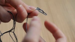 Как закрепить нитку на булавке