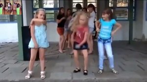 Russian young girl dancing funny video / приколы с детьми Девчонки жгут / Dance Пока Молодая
