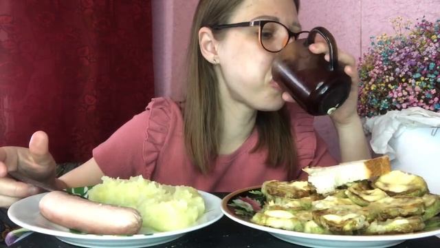 Сосисочки и пюрешка и кабачки жареные с соком томатным