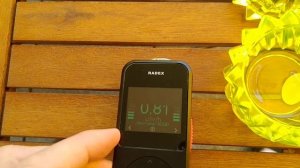 Radex Obsidian mit Thorium Kameralinse, Annagelbglas (Uranoxid) und einem Reisewecker (Radium)