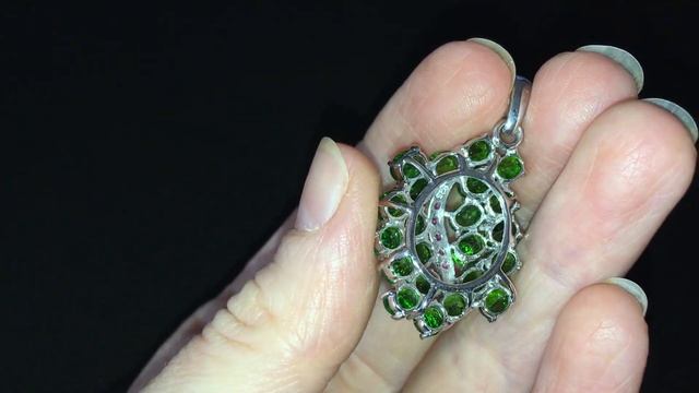 Серебряный кулон с хромдиопсидами