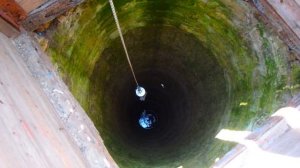 Чистим колодец поисковым магнитом