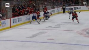 Нейт Шмидт из "Пантерз" обыграл Стюарта Скиннера из "Ойлерз" точным ударом с фланга