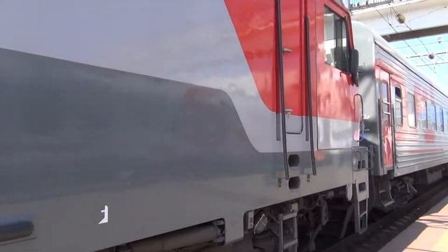 Электровоз ЭП20-005 с поездом №20 Москва — Ростов-на-Дону