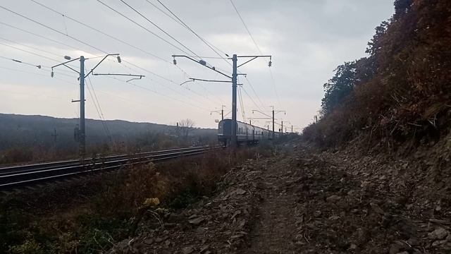 Электровоз ЭП1-296 с почтово-багажным поездом №989 осенним вечером на Транссибирской магистрали. смотреть онлайн