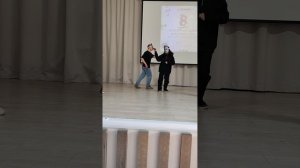Отжигает парень