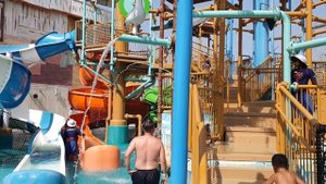 Maria and Eva in the water park///Маша и Ева в аквапарке