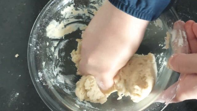 EVDEKİLER HERGÜN BU KURABİYEYİ İSTİYOR NEFİS!!! - Bayatlanmayan Kuru Pasta Tarifi - Tuzlu kurabiye смотреть онлайн