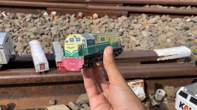 Drama Merakit Kereta Api Anjlok Di Rel,KA Bandara,CC206,CC201 Vintage Perumka,Railking dan Gerbong