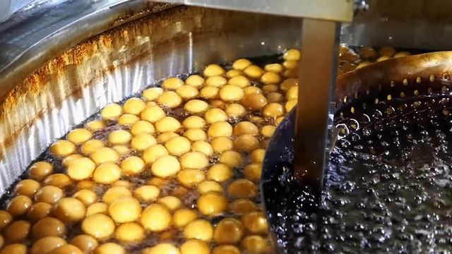 Индийская еда - Лучшие жареные молочные шарики в Индии! гулаб джамун Раджастхан Индия смотреть онлайн