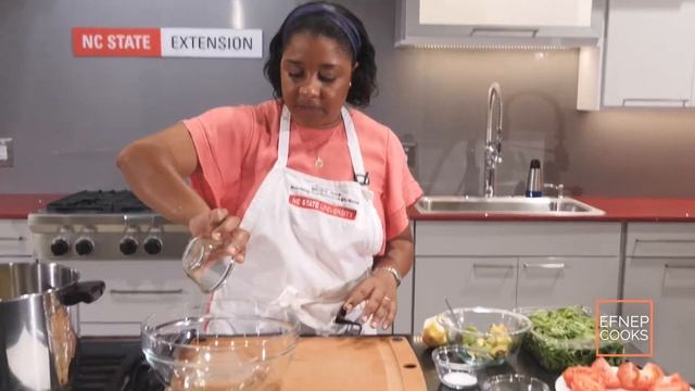 Corn, Tomato, Avocado & Arugula Salad with Salmon Patties смотреть онлайн