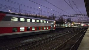 ЭП2К-155 с поездом №5 Санкт-Петербург - Москва и прибывающая Ласточка ЭС2Г-139+109