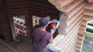 Штробление бревна для установки бруска под окосячку.