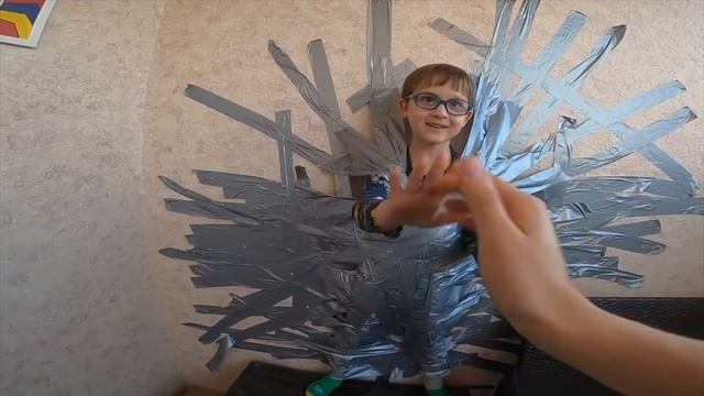 Супер Много Скотча На Стене Челлендж - Выдержит Ребенка смотреть онлайн