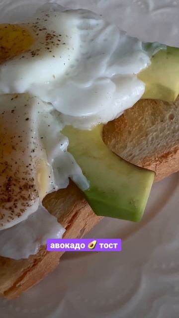 Такой способ жарки яиц очень быстрый и они прожариваются равномерно, буквально за минутку смотреть онлайн