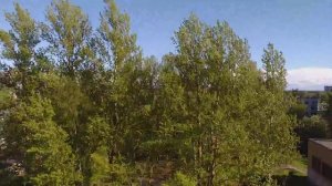 На балконе сушатся бейсболки