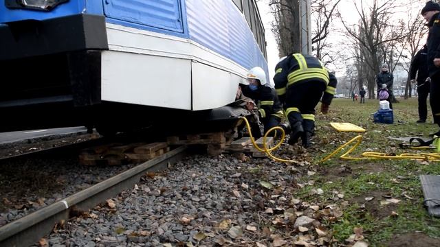 Рятувальники деблокували чоловіка, який потрапив під трамвай смотреть онлайн