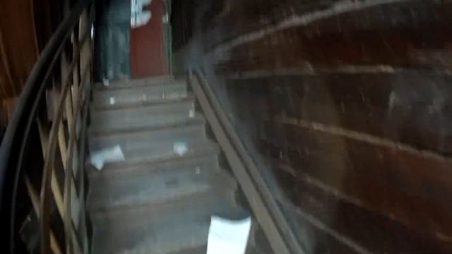 Заброшенный дом в центре города, разграбленные комнаты смотреть онлайн