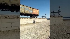 Разгрузка полувагона.