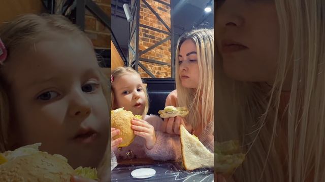Первый раз пробуем магазинный чизбургер 🍔 и сэндвич 🥪! смотреть онлайн