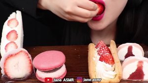 ASMR STRAWBERRY DESSERTS *FRUIT SANDO, RICE CAKE, MERINGUE, OMELETTE 딸기 산도, 딸기 찹쌀떡, 오믈렛 먹방 MUKBANG