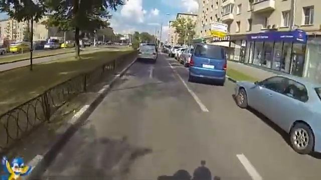 Жесть! Девушка-байкер -поборник чистоты города.