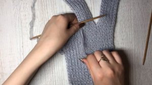 ПОВЯЗКА НА ГОЛОВУ СПИЦАМИ//С КОСОЙ