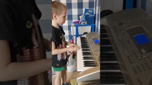 Грустная песня на синтезаторе