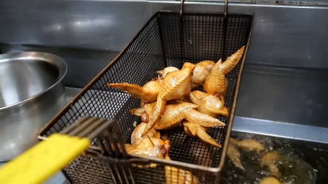 Американская уличная еда - Лучшие куриные крылышки в Америке! смотреть онлайн