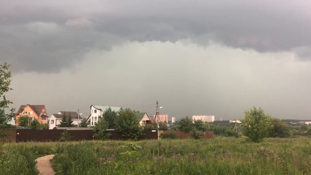 Чудовищная гроза и дождь накрыли Подмосковье смотреть онлайн